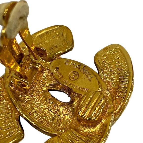 CHANEL Vintage Gold Logo Earrings - Picture 4 of 12